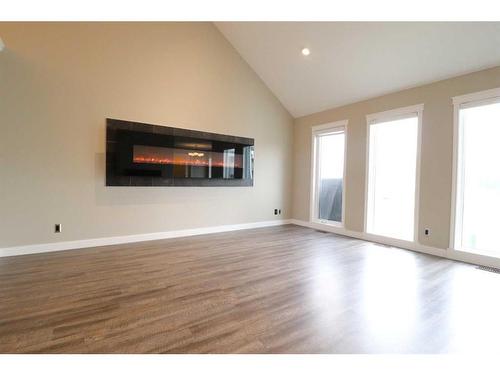 128 Gateway Mews South, Lethbridge, AB - Indoor Photo Showing Living Room