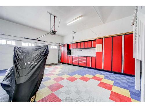 306 Haru Moriyama Place North, Lethbridge, AB - Indoor Photo Showing Garage