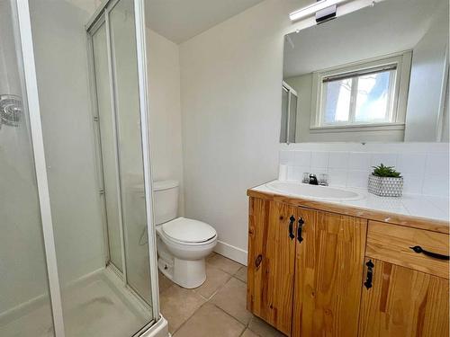 1132 14 Street South, Lethbridge, AB - Indoor Photo Showing Bathroom