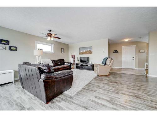 1027 Livingston Way, Pincher Creek, AB - Indoor Photo Showing Living Room