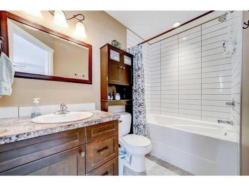 1027 Livingston Way, Pincher Creek, AB - Indoor Photo Showing Bathroom