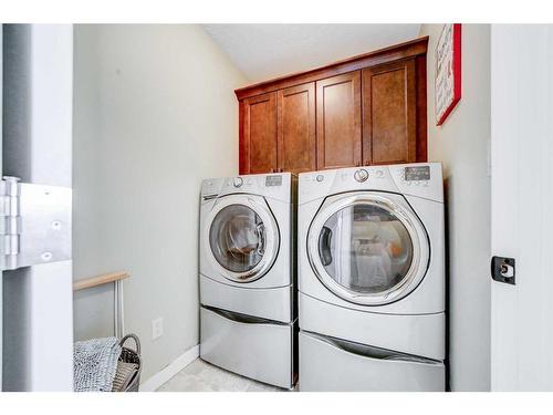 1027 Livingston Way, Pincher Creek, AB - Indoor Photo Showing Laundry Room