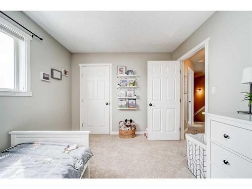 1027 Livingston Way, Pincher Creek, AB - Indoor Photo Showing Bedroom