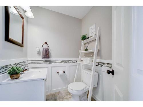 1027 Livingston Way, Pincher Creek, AB - Indoor Photo Showing Bathroom