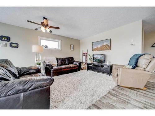 1027 Livingston Way, Pincher Creek, AB - Indoor Photo Showing Living Room