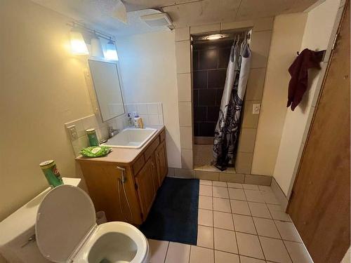 41 1 Avenue South, Magrath, AB - Indoor Photo Showing Bathroom