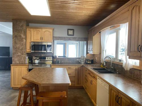 5512 Range Road 29-0, Pincher Creek, AB - Indoor Photo Showing Kitchen With Double Sink