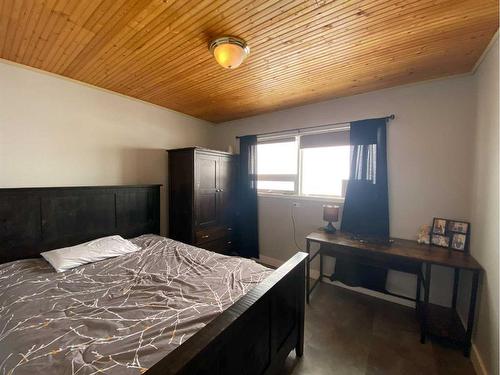 5512 Range Road 29-0, Pincher Creek, AB - Indoor Photo Showing Bedroom