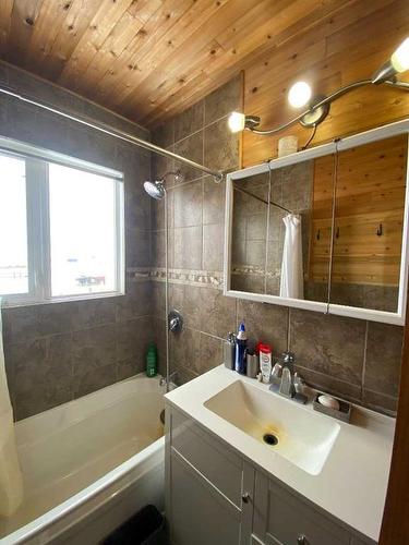 5512 Range Road 29-0, Pincher Creek, AB - Indoor Photo Showing Bathroom