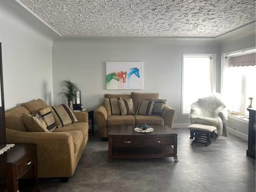 5512 Range Road 29-0, Pincher Creek, AB - Indoor Photo Showing Living Room