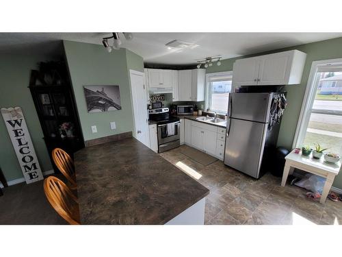 359 3 Avenue West, Cardston, AB - Indoor Photo Showing Kitchen