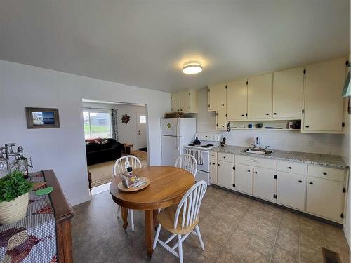 31 Mountain Vista Estates Drive, Hill Spring, AB - Indoor Photo Showing Kitchen