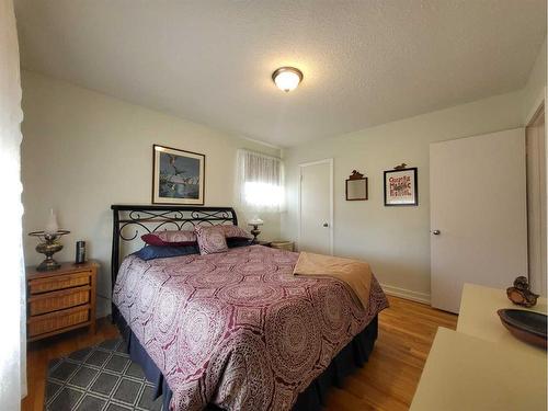 31 Mountain Vista Estates Drive, Hill Spring, AB - Indoor Photo Showing Bedroom