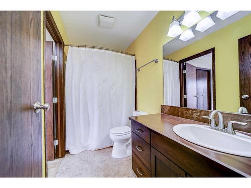 877 Kettles Street, Pincher Creek, AB - Indoor Photo Showing Bathroom