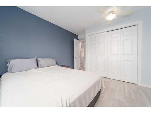 201-855 Columbia Boulevard West, Lethbridge, AB - Indoor Photo Showing Bedroom