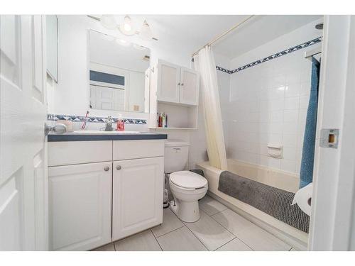 201-855 Columbia Boulevard West, Lethbridge, AB - Indoor Photo Showing Bathroom