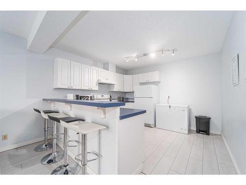 201-855 Columbia Boulevard West, Lethbridge, AB - Indoor Photo Showing Kitchen
