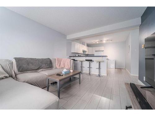 201-855 Columbia Boulevard West, Lethbridge, AB - Indoor Photo Showing Living Room