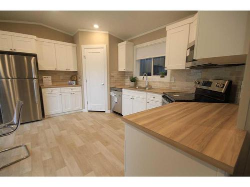 14 Meadows Crescent, Taber, AB - Indoor Photo Showing Kitchen