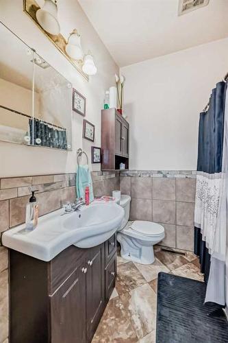 1301 Stafford Drive North, Lethbridge, AB - Indoor Photo Showing Bathroom
