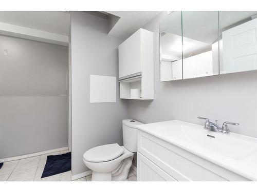 202 Mt Blakiston Road West, Lethbridge, AB - Indoor Photo Showing Bathroom