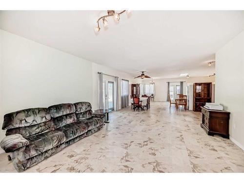 338 4A Street, Stirling, AB - Indoor Photo Showing Living Room