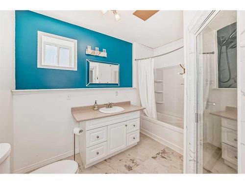 338 4A Street, Stirling, AB - Indoor Photo Showing Bathroom