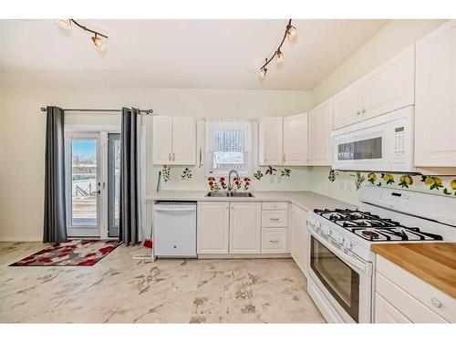 338 4A Street, Stirling, AB - Indoor Photo Showing Kitchen With Double Sink