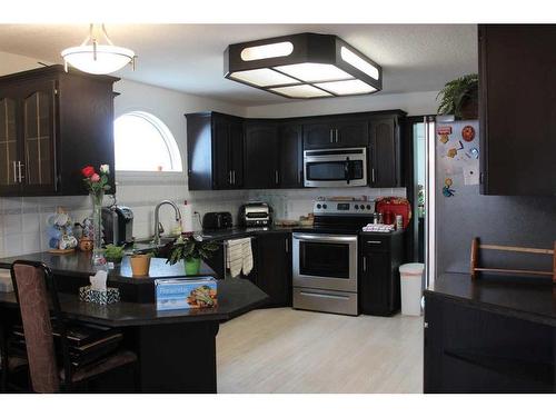 72 3 Rd Avenue East, Cardston, AB - Indoor Photo Showing Kitchen