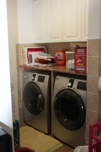 72 3 Rd Avenue East, Cardston, AB - Indoor Photo Showing Laundry Room