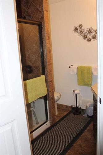 72 3 Rd Avenue East, Cardston, AB - Indoor Photo Showing Bathroom