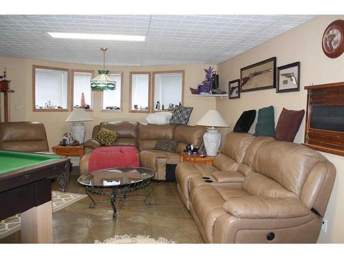 72 3 Rd Avenue East, Cardston, AB - Indoor Photo Showing Living Room