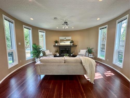 14 Kings Road South, Lethbridge, AB - Indoor Photo Showing Living Room