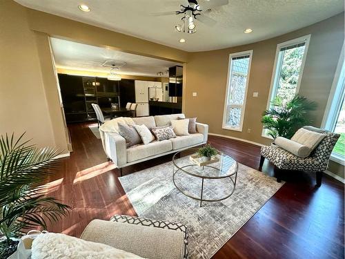 14 Kings Road South, Lethbridge, AB - Indoor Photo Showing Living Room