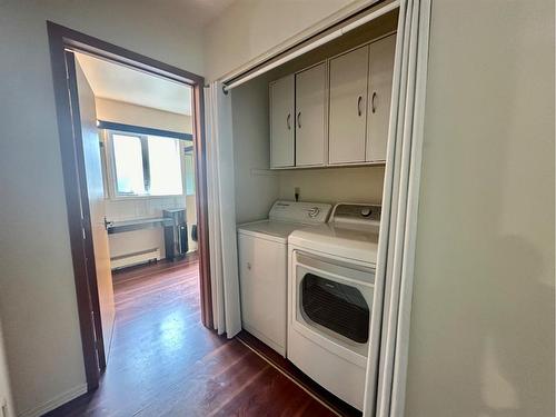 14 Kings Road South, Lethbridge, AB - Indoor Photo Showing Laundry Room