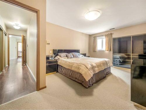 14 Kings Road South, Lethbridge, AB - Indoor Photo Showing Bedroom
