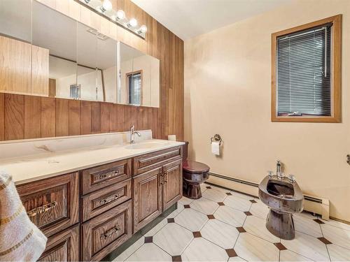 14 Kings Road South, Lethbridge, AB - Indoor Photo Showing Bathroom
