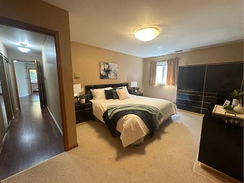 14 Kings Road South, Lethbridge, AB - Indoor Photo Showing Bedroom