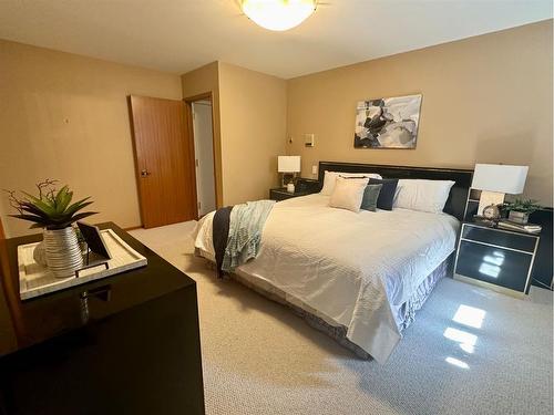 14 Kings Road South, Lethbridge, AB - Indoor Photo Showing Bedroom