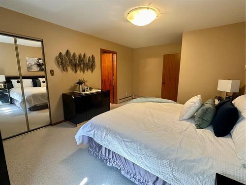 14 Kings Road South, Lethbridge, AB - Indoor Photo Showing Bedroom