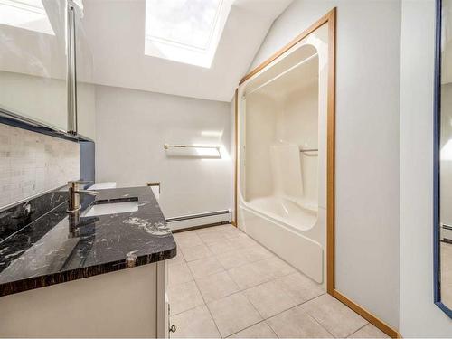 14 Kings Road South, Lethbridge, AB - Indoor Photo Showing Bathroom