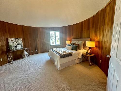 14 Kings Road South, Lethbridge, AB - Indoor Photo Showing Bedroom