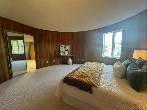 14 Kings Road South, Lethbridge, AB - Indoor Photo Showing Bedroom