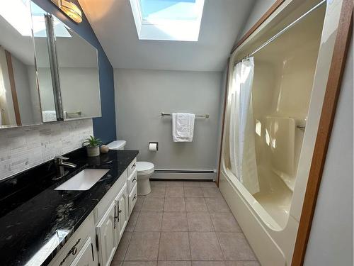 14 Kings Road South, Lethbridge, AB - Indoor Photo Showing Bathroom