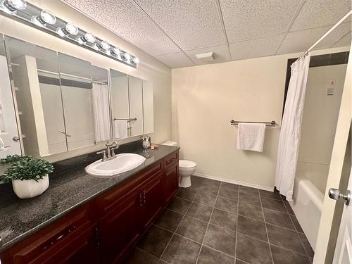 14 Kings Road South, Lethbridge, AB - Indoor Photo Showing Bathroom