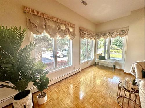 14 Kings Road South, Lethbridge, AB - Indoor Photo Showing Other Room