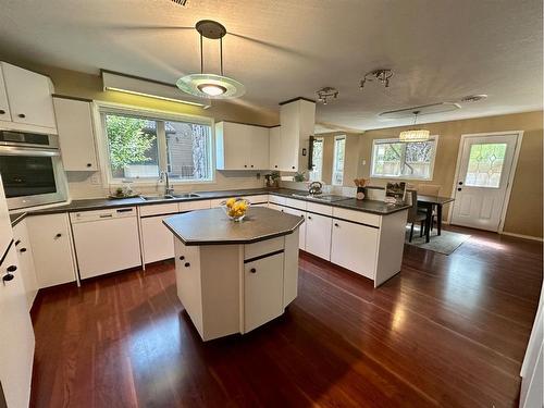 14 Kings Road South, Lethbridge, AB - Indoor Photo Showing Kitchen