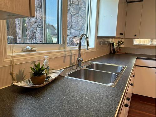 14 Kings Road South, Lethbridge, AB - Indoor Photo Showing Kitchen With Double Sink