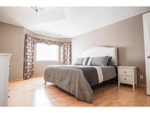 10 Fairmont Garden Road South, Lethbridge, AB - Indoor Photo Showing Bedroom