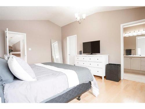 10 Fairmont Garden Road South, Lethbridge, AB - Indoor Photo Showing Bedroom